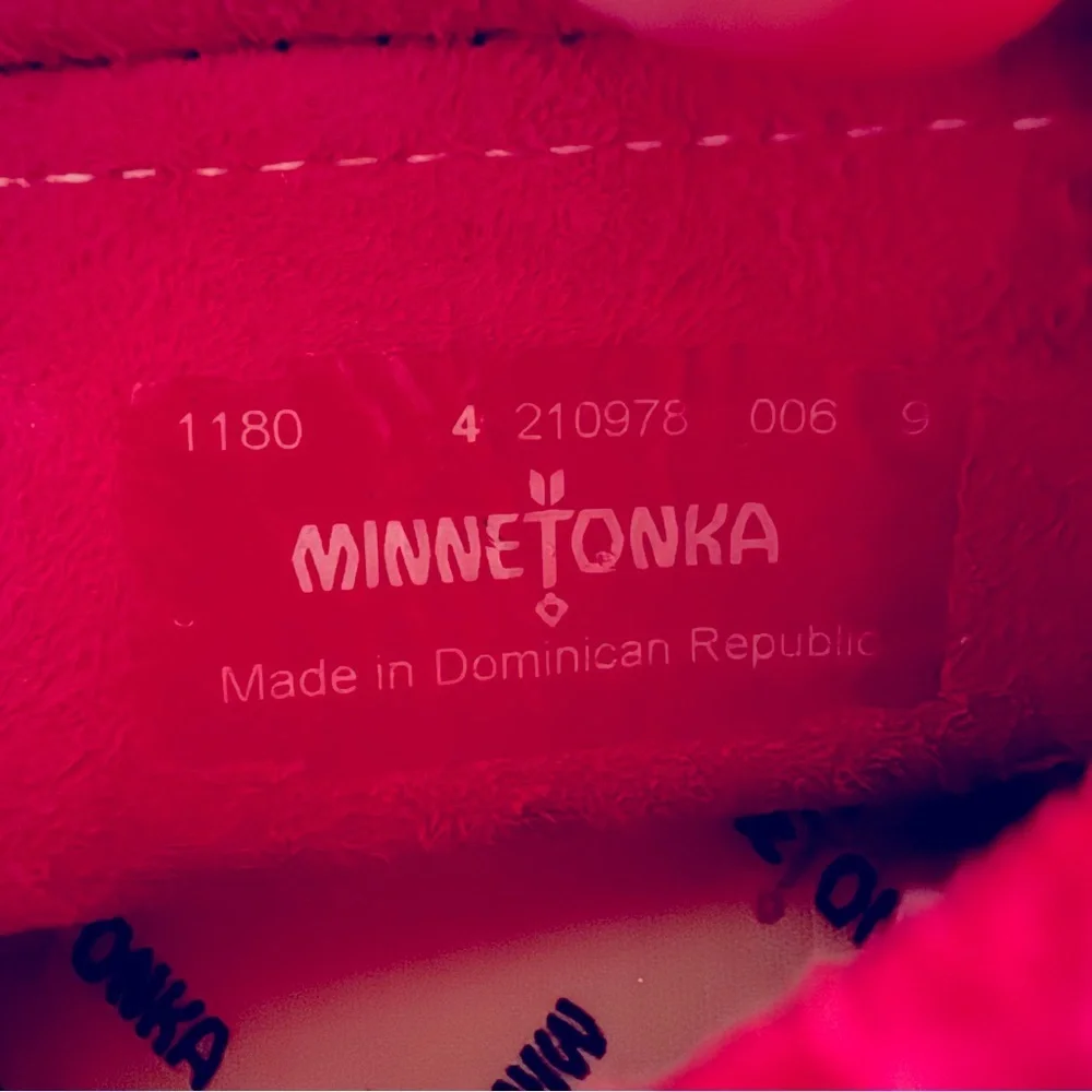 Minnetonka baby moccasins size 4 pink suede fringe leather soft sole shoes